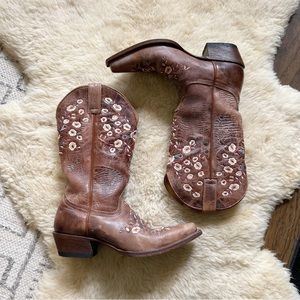 SHYANNE WOMEN'S FLORAL EMBROIDERED WESTERN BOOTS - LIKE NEW